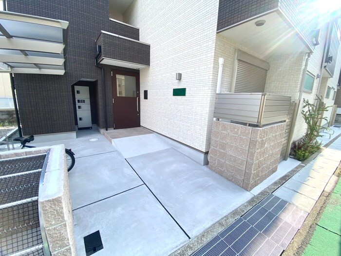 物件外観写真2　(エントランス部分)