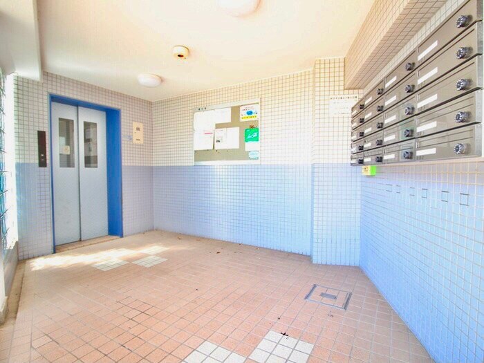 物件外観写真3　(エントランス部分)