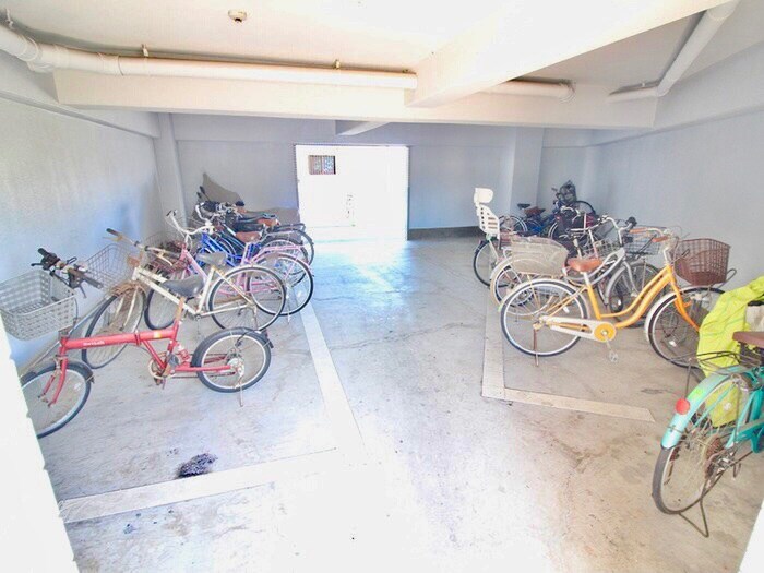 物件外観写真4　(駐輪場)