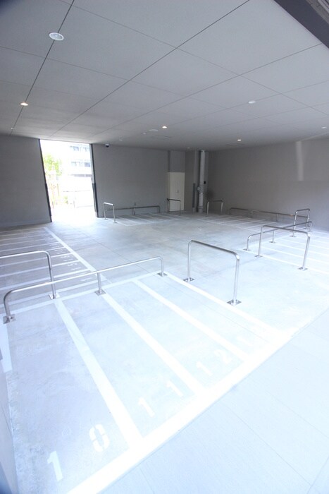 物件外観写真4　(バイク置き場)