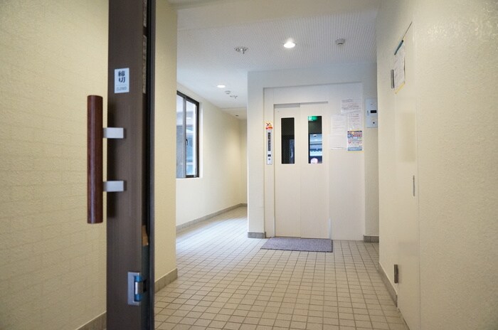 物件外観写真3　(エントランス部分)