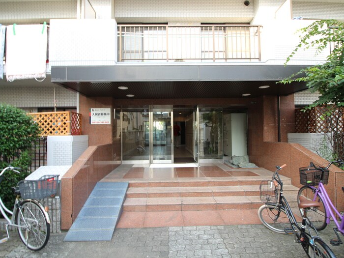 物件外観写真2　(エントランス部分)