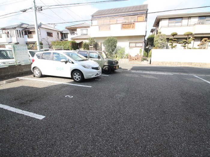 物件外観写真5　(駐車場)