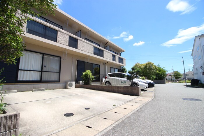 物件外観写真5　(駐車場)