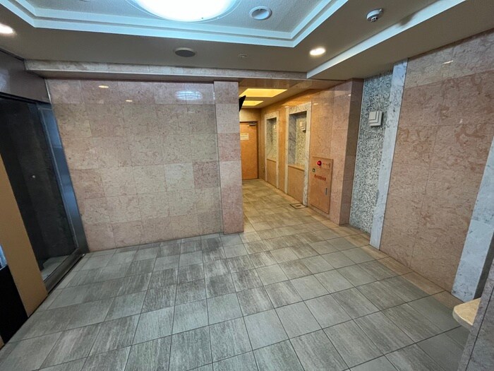 物件外観写真6　(エントランス部分)