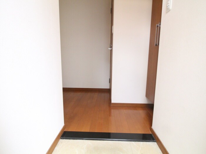 物件内観写真16　(玄関)