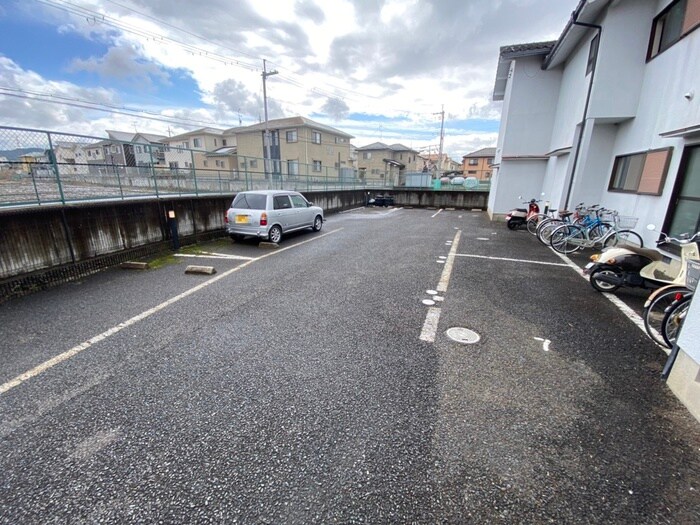 物件外観写真3　(駐車場)
