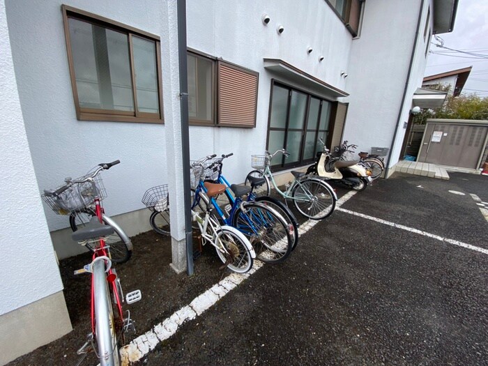 物件外観写真4　(駐輪場)
