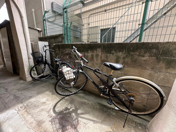 物件外観写真4　(駐輪場)