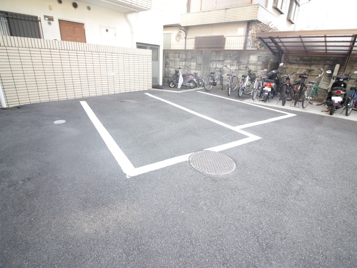 物件外観写真3　(駐車場)