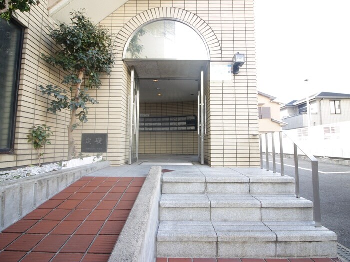 物件外観写真4　(エントランス部分)