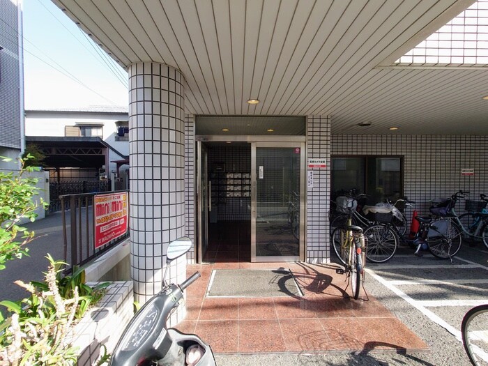物件外観写真3　(エントランス部分)