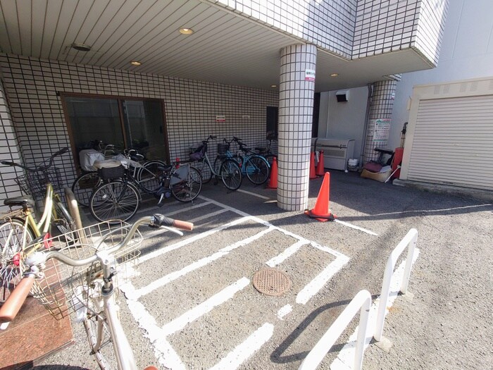 物件外観写真4　(駐輪場)
