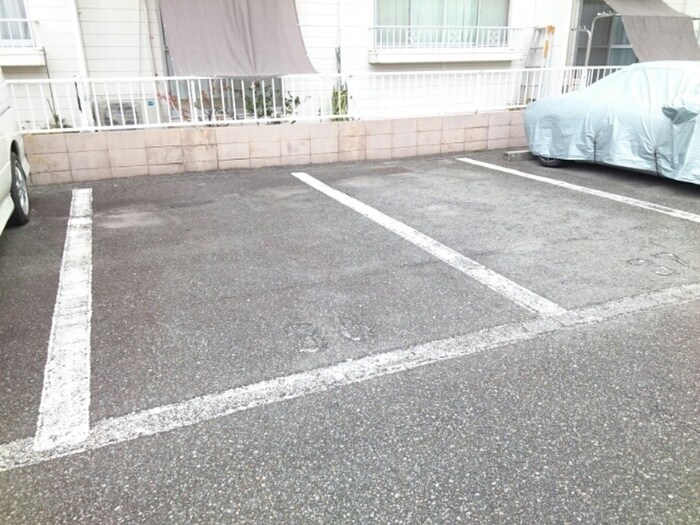 物件外観写真5　(駐車場)