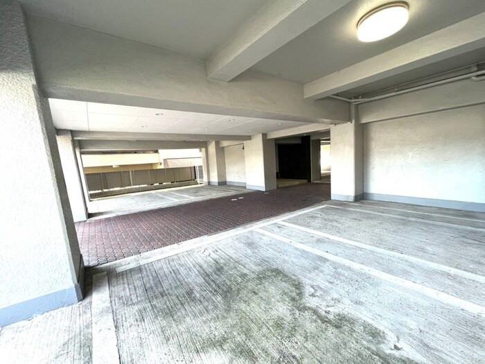 物件外観写真5　(駐車場)