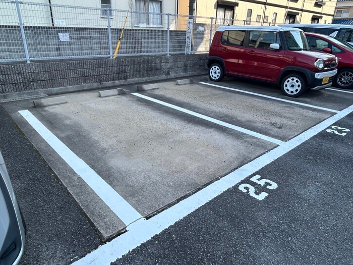 物件外観写真3　(駐車場)