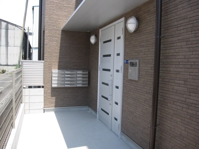 物件外観写真2　(エントランス部分)