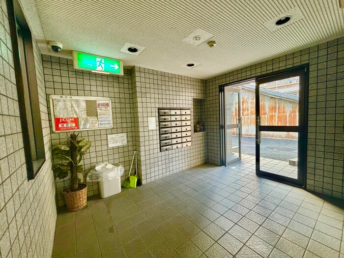 物件外観写真3　(エントランス部分)