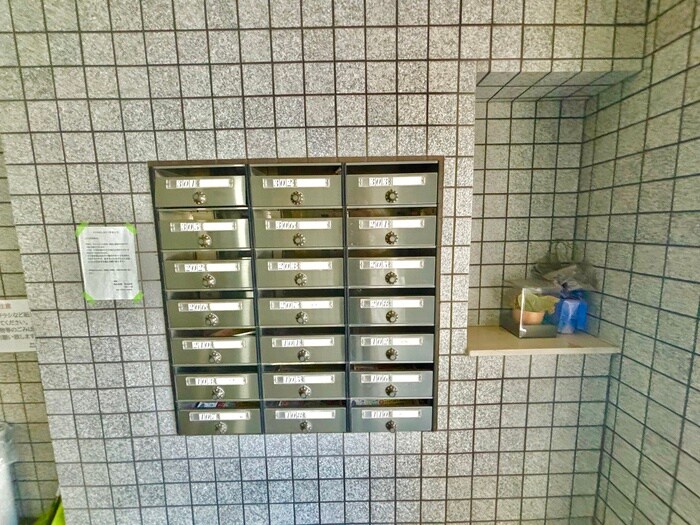 物件外観写真6　(エントランス部分)