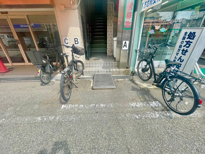 物件外観写真4　(駐輪場)