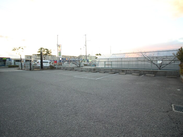 物件外観写真3　(駐車場)