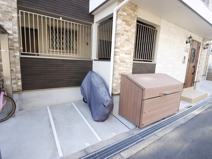 物件外観写真4　(バイク置き場)