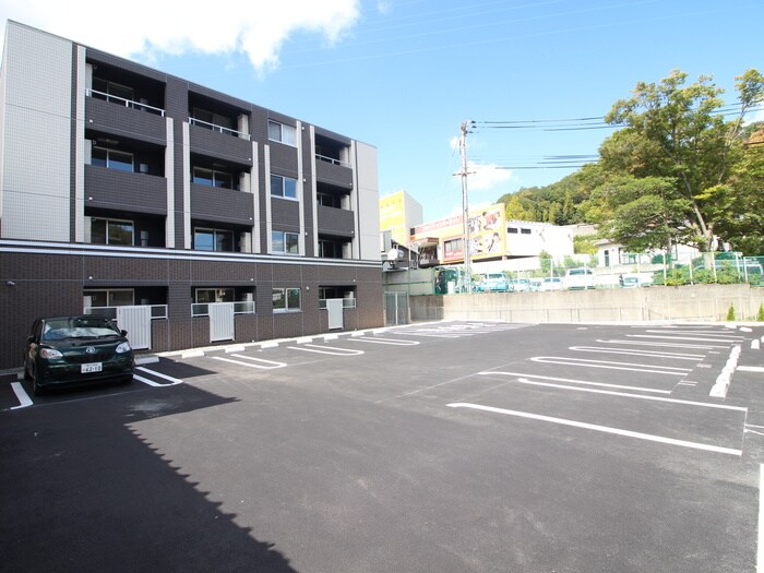 物件外観写真2　(駐車場)