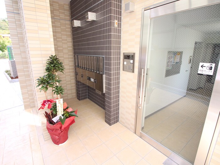 物件外観写真3　(エントランス部分)