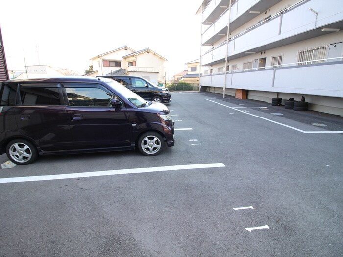 物件外観写真3　(駐車場)