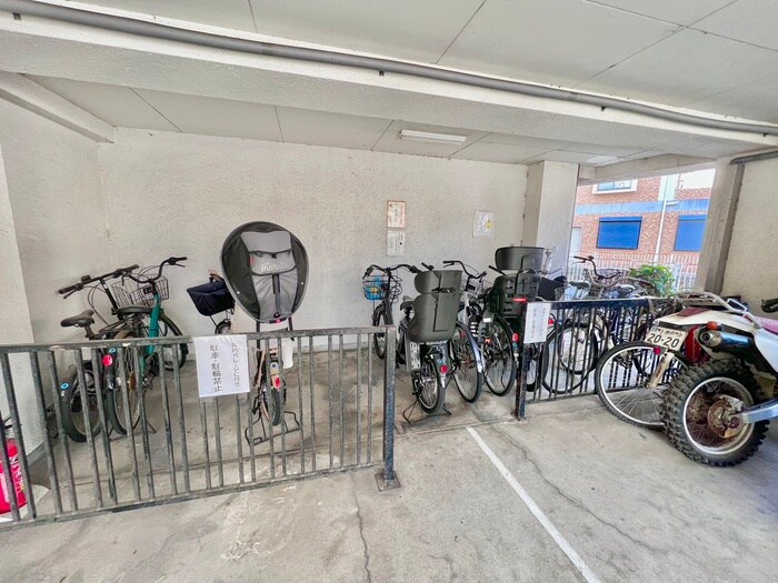 物件外観写真5　(駐輪場)
