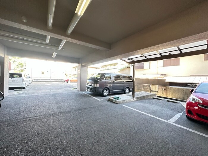 物件外観写真4　(駐車場)