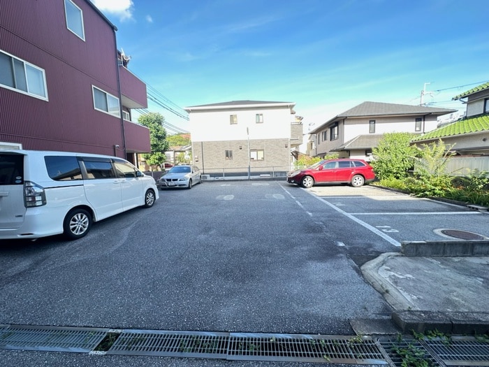 物件外観写真5　(駐車場)