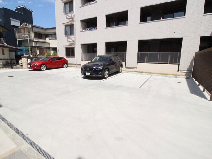 物件外観写真4　(駐車場)