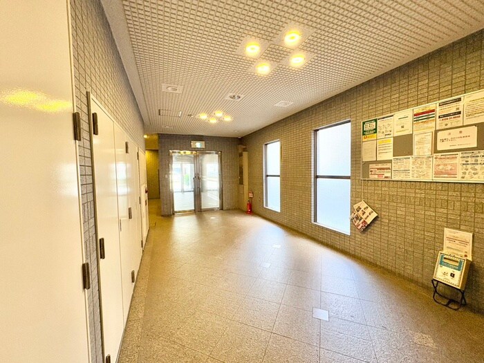 物件外観写真4　(エントランス部分)