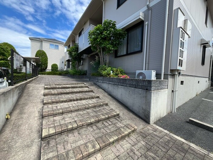 物件外観写真4　(エントランス部分)