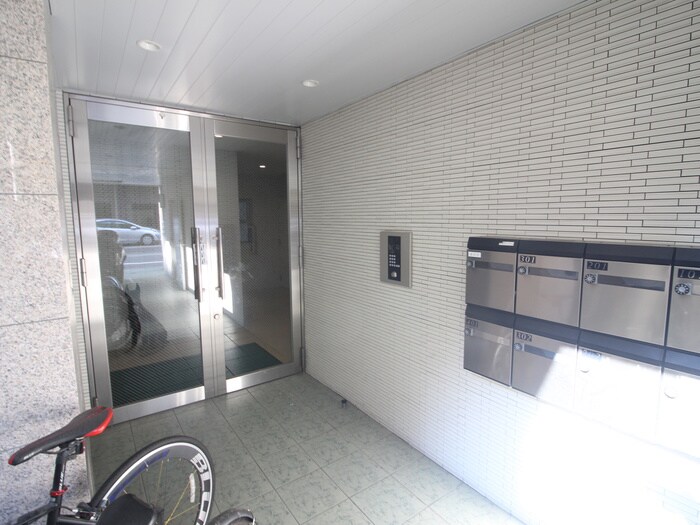 物件外観写真4　(エントランス部分)