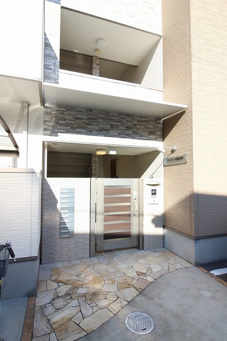 物件外観写真3　(エントランス部分)