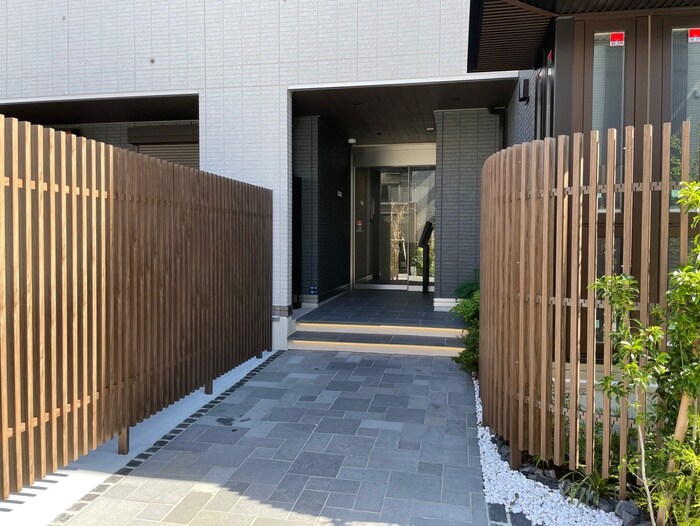 物件外観写真3　(エントランス部分)