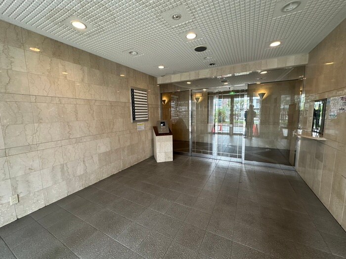 物件外観写真3　(エントランス部分)