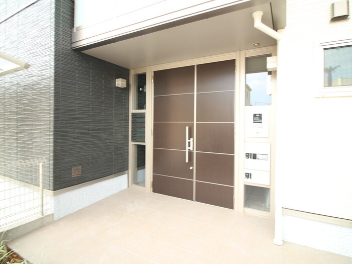 物件外観写真2　(エントランス部分)