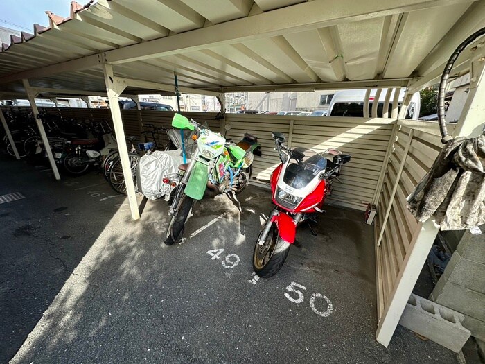 物件外観写真5　(バイク置き場)