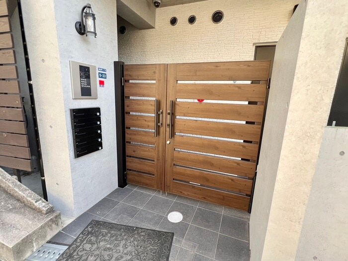 物件外観写真3　(エントランス部分)