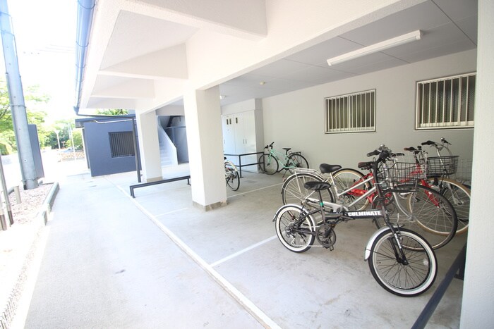 物件外観写真4　(駐輪場)