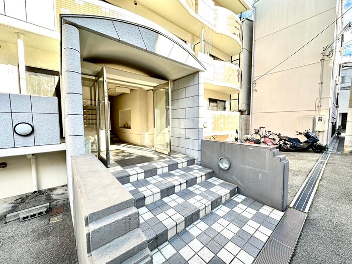 物件外観写真2　(エントランス部分)