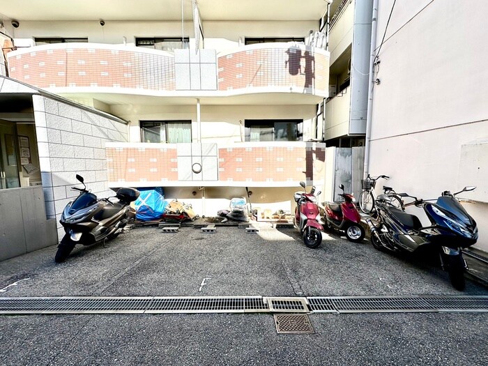 物件外観写真3　(駐車場)