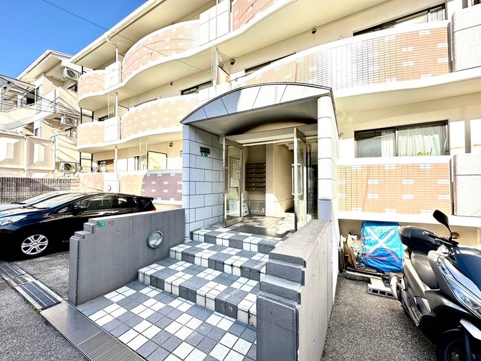 物件外観写真4　(エントランス部分)