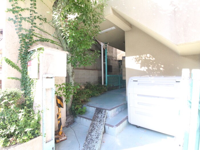 物件外観写真2　(エントランス部分)