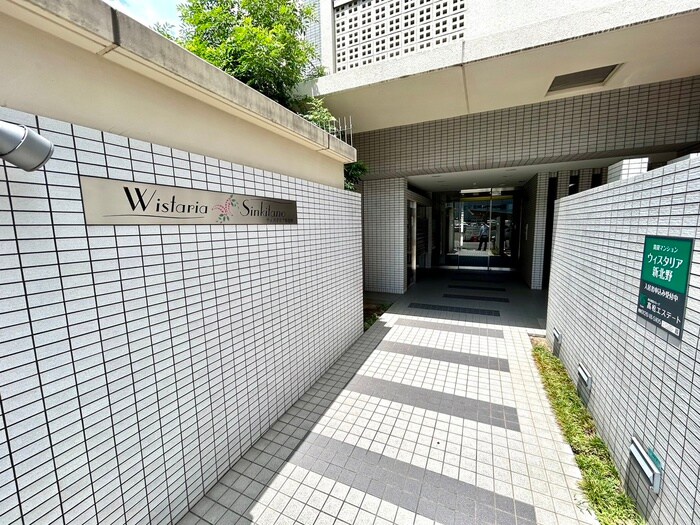 物件外観写真2　(エントランス部分)