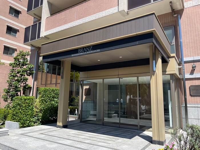 物件外観写真2　(エントランス部分)