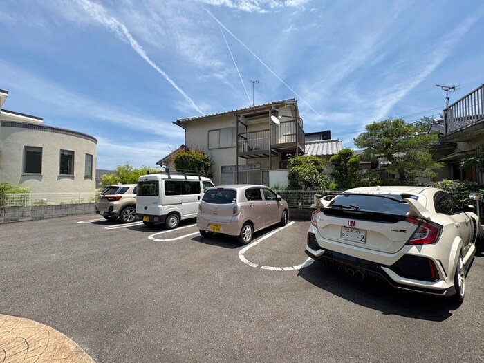 物件外観写真3　(駐車場)